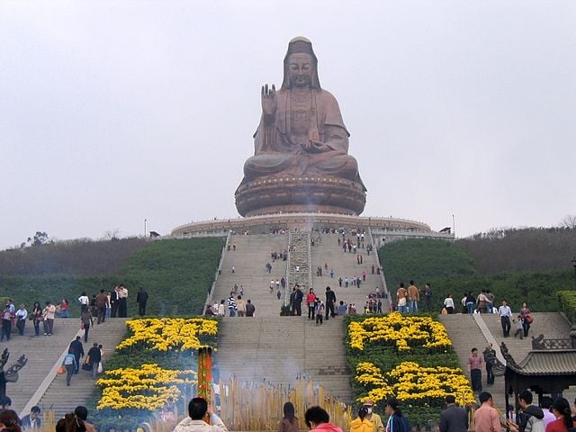 Guanyin do Monte Xiqiao (China) - 62m - Fica em Guangdong, área onde existia um vulcão (já extinto), hoje considerada um parque florestal nacional  .  Reprodução: Flipar