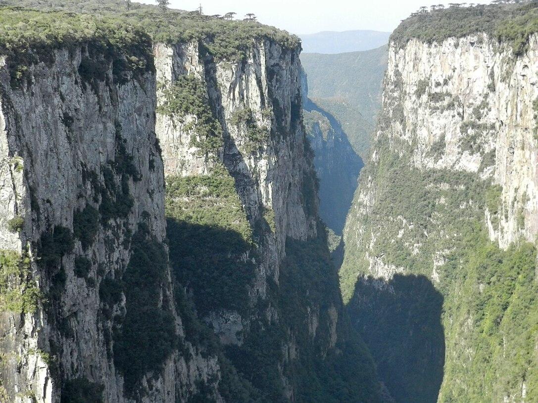 Cânion Itaimbezinho, Rio Grande do Sul e Santa Catarina: O cânion é uma das atrações mais impressionantes do Parque Nacional Aparados da Serra, localizado na divisa entre os estados do Rio Grande do Sul e Santa Catarina. Reprodução: Flipar