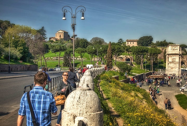 A rua oferece uma linda vista do Coliseu e do Monte Paladino, atrações turísticas de Roma há quase 2 mil anos. Célio Vibenna foi um líder etrusco que conquistou Roma durante o século VI aC,  junto com seu irmão Aulus Vibenna.  Reprodução: Flipar