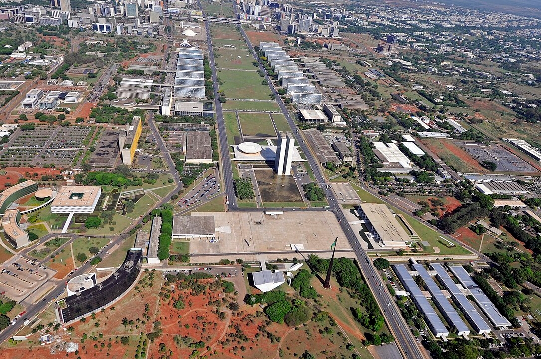 Praça dos Três Poderes – Brasília, DF - Projetada por Oscar Niemeyer e inaugurada em 1960, é um marco da arquitetura modernista. Cercada pelo Palácio do Planalto, Congresso Nacional e Supremo Tribunal Federal, simboliza a democracia brasileira. Seu amplo espaço e esculturas icônicas, como Os Candangos, tornam o local impressionante. Reprodução: Flipar