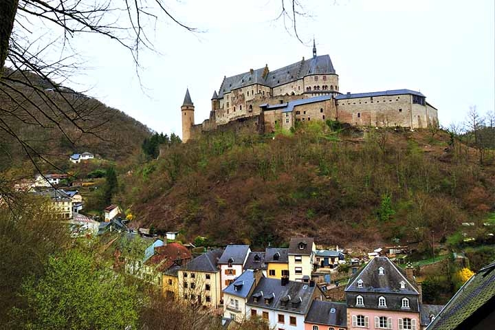Castelo de Vianden: Esse imponente castelo medieval fica situado no topo de uma colina, com vistas deslumbrantes do Vale do Our.  Reprodução: Flipar