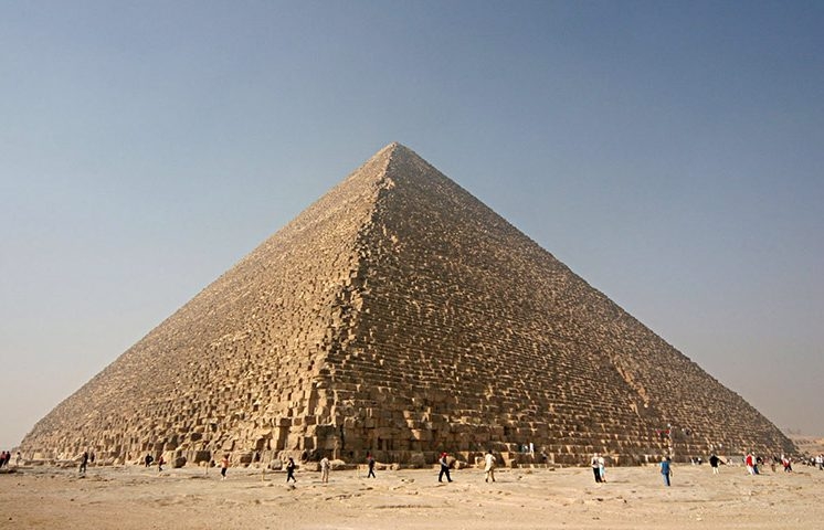Trata-se da Grande Pirâmide de Gizé (ou Pirâmide de Quéops), construída no Egito por volta de 2.589-2.566 a.C. Essa é a mais antiga e maior das três pirâmides de Gizé e levou 20 anos para ficar pronta. Reprodução: Flipar