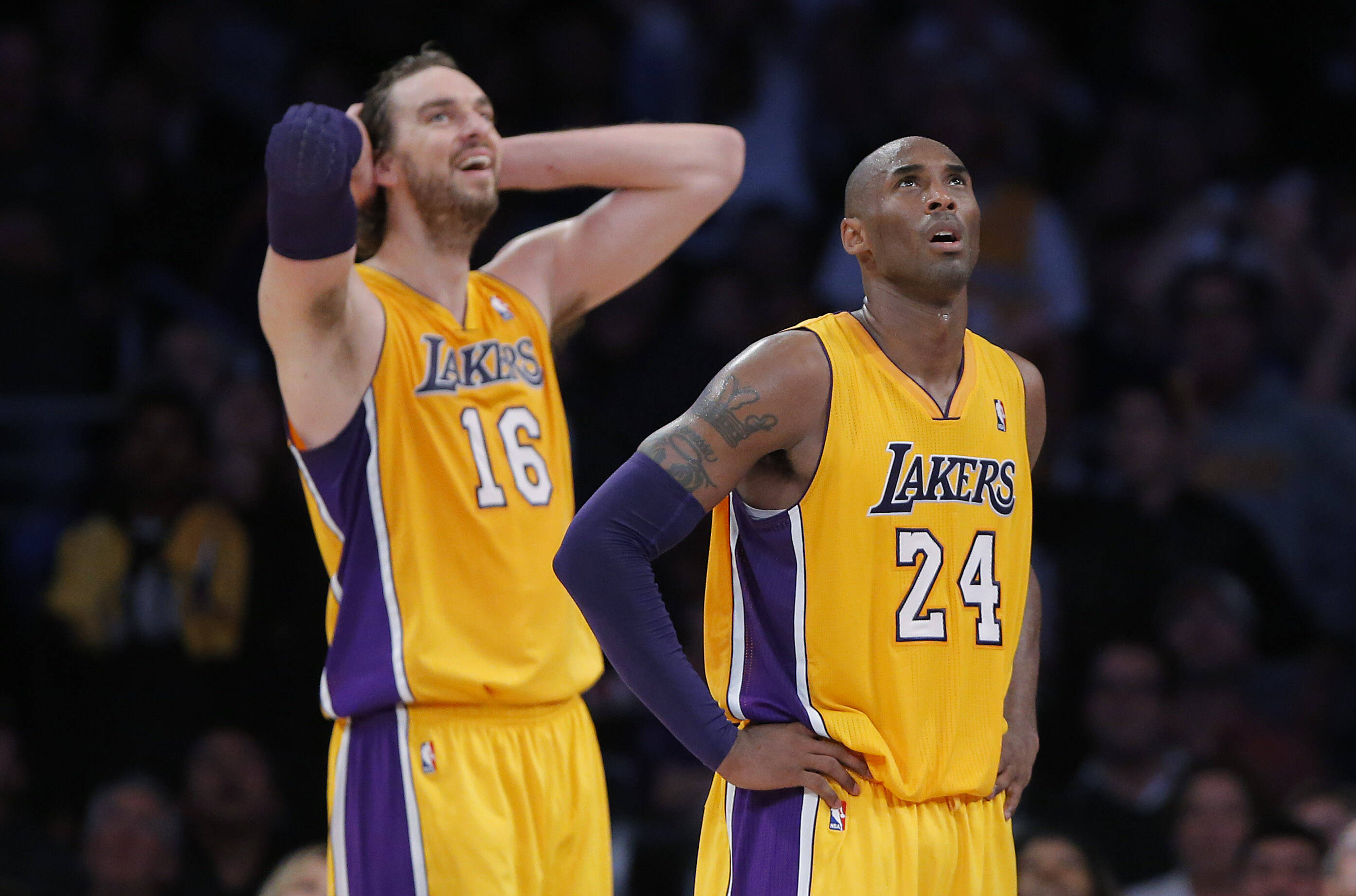Pau Gasol e Kobe Bryant lamentam mais uma derrota do Lakers na temporada da NBA. Foto: AP