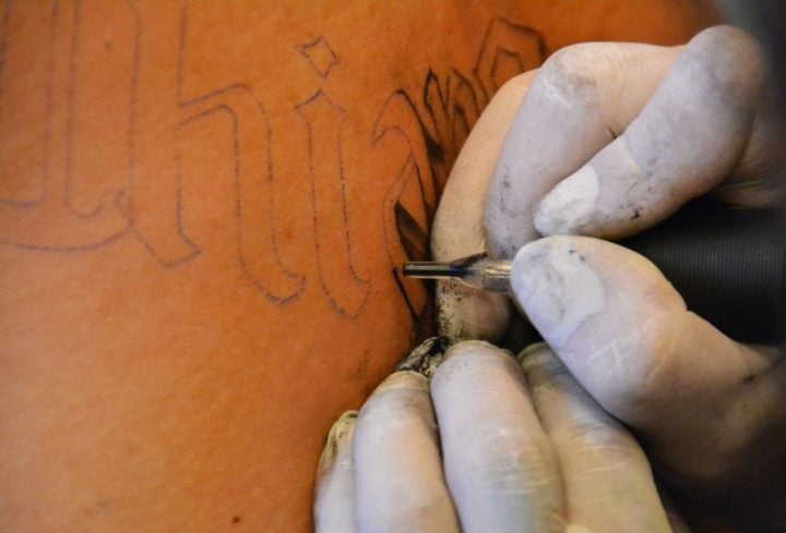 A tatuadora também alegou que só foi procurada pelas duas cerca de duas semanas e meia após a tatuagem ter sido feita, ocasião em que ofereceu sessões gratuitas para corrigir a palavra. Reprodução: Flipar