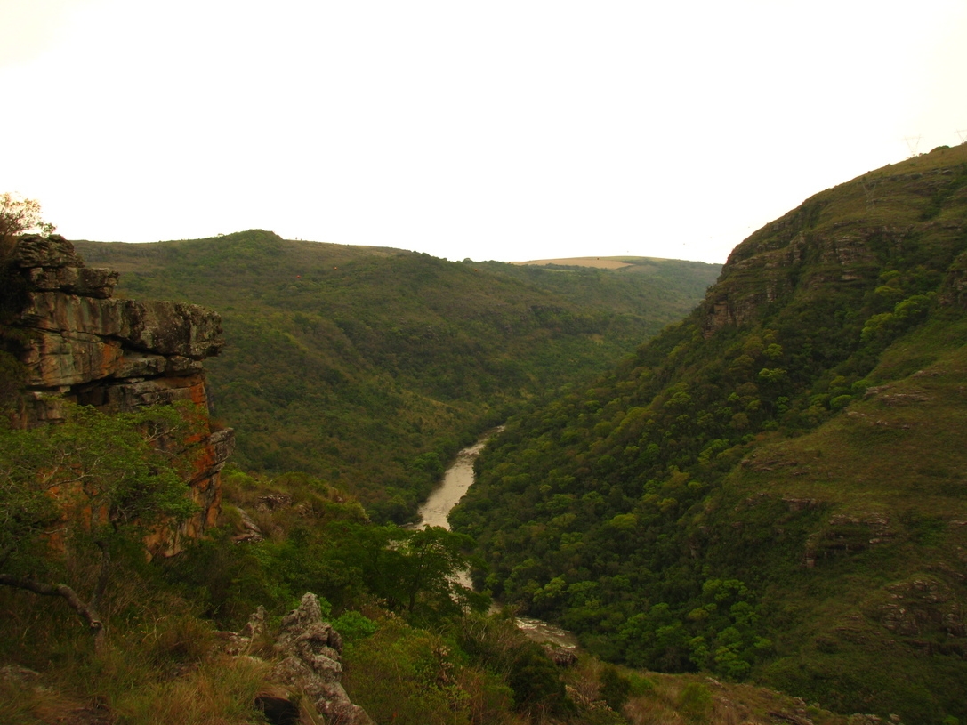 Cânion Guartelá, Paraná: É uma das principais atrações naturais do estado do Paraná, no sul do Brasil. Localizado no município de Tibagi, o cânion é considerado o sexto maior do mundo em extensão e oferece uma paisagem deslumbrante, com paredes de arenito que chegam a alcançar até 450 metros de altura.  Reprodução: Flipar