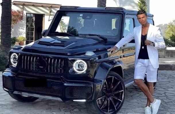 Cristiano Ronaldo também possui uma Mercedes G-Wagon Brabus, que pode chegar a 6 milhões de reais. Foto: Instagram/CR7 Reprodução: Jogada10
