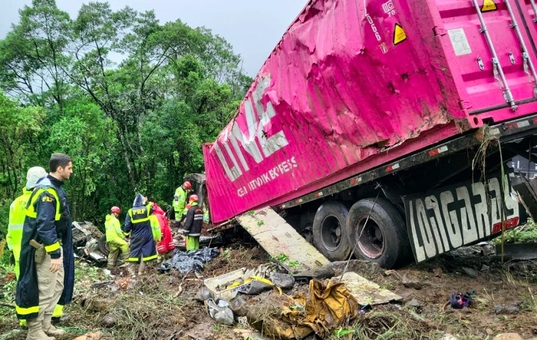 Os jovens, que faziam parte do do projeto Remar para o Futuro, morreram quando uma carreta tombou sobre a van de turismo em que estavam, na BR-376, em Guaratuba, no interior do Paraná. Reprodução: Flipar