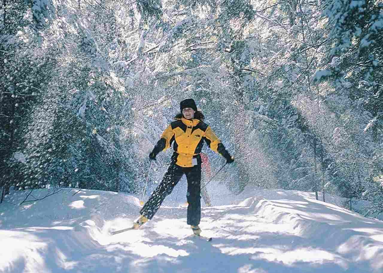 White Mountains, New Hampshire - Esportes: Escalada no gelo, trilhas, esqui cross-country - Descrição: As Montanhas Brancas oferecem aventuras em qualquer estação, com escalada no gelo durante o inverno e trilhas desafiadoras, como a famosa Appalachian Trail, no verão - Melhor época: Inverno (dezembro-março) para escalada no gelo, verão (junho-setembro) para trilhas Reprodução: Flipar