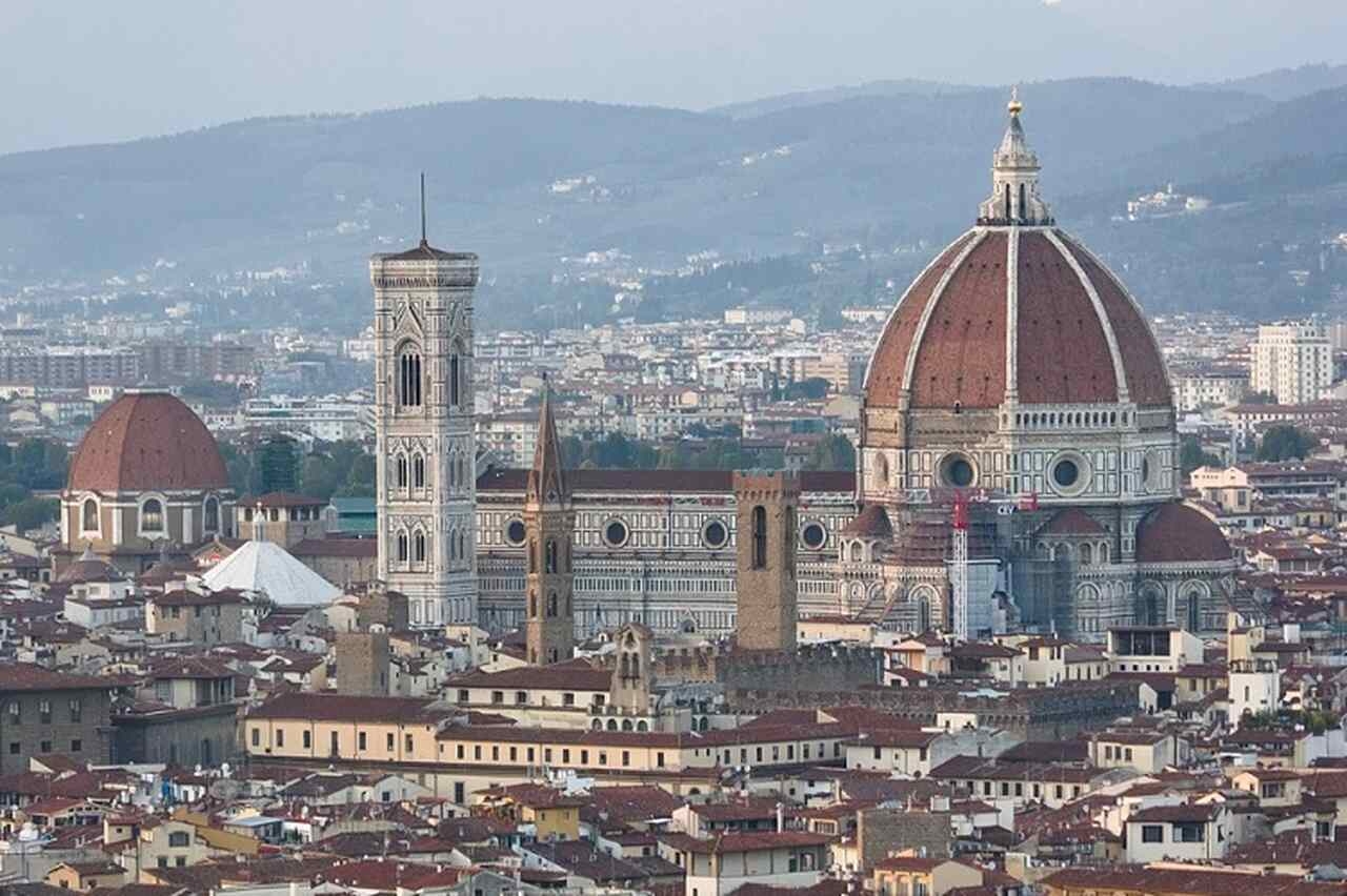 Catedral de Santa Maria del Fiore (Duomo) (1296-1436): A icônica catedral de Florença com sua enorme cúpula projetada por Brunelleschi. A fachada de mármore e a torre sineira de Giotto são outros destaques Reprodução: Flipar