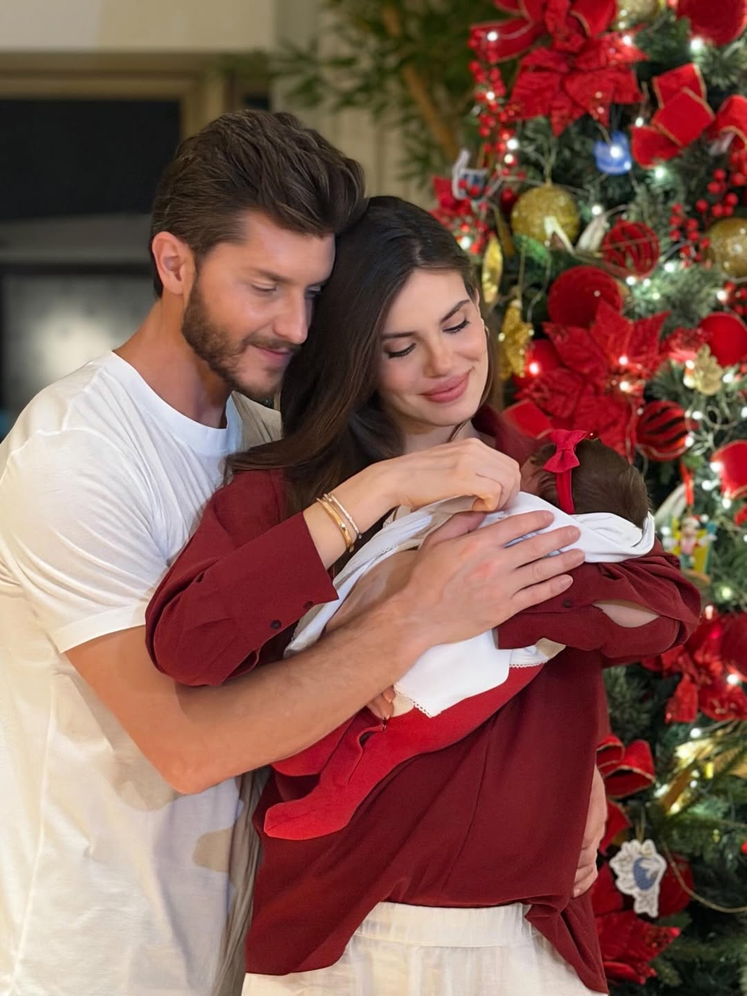 Klebber Toledo e Camila Queiroz com a pequena Clara no Natal.. Foto: Reprodução/Instagram