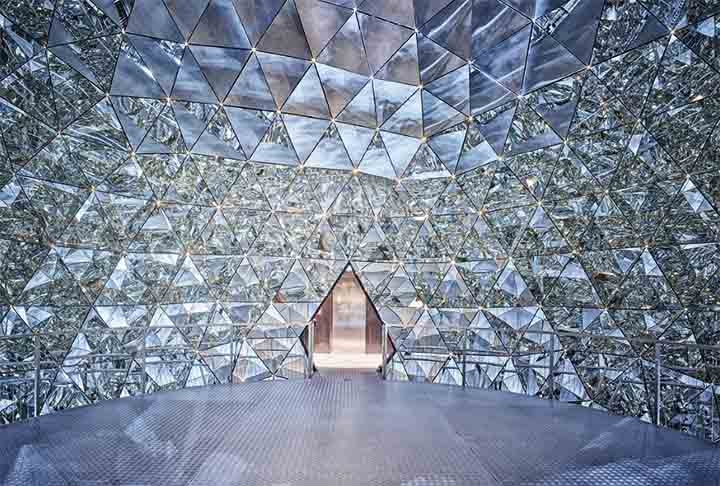 Os cristais Swarovski são conhecidos por seu processo de corte e polimento que maximiza o brilho e o reflexo da luz. Reprodução: Flipar