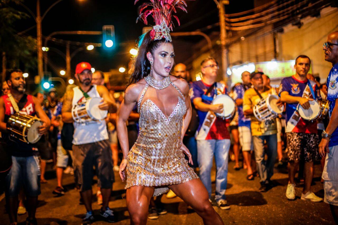 Rainha de bateria Gracyanne Barbosa em ensaio de rua da escola de samba "União da ilha". Foto: Divulgação