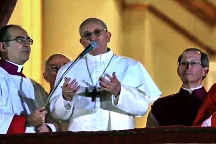 Ele ocorre quando um papa morre - como na sucessão de João Paulo II para Bento XVI - ou renúncia - a exemplo da última mudança, com Bento XVI dando lugar a Francisco.
 Reprodução: Flipar