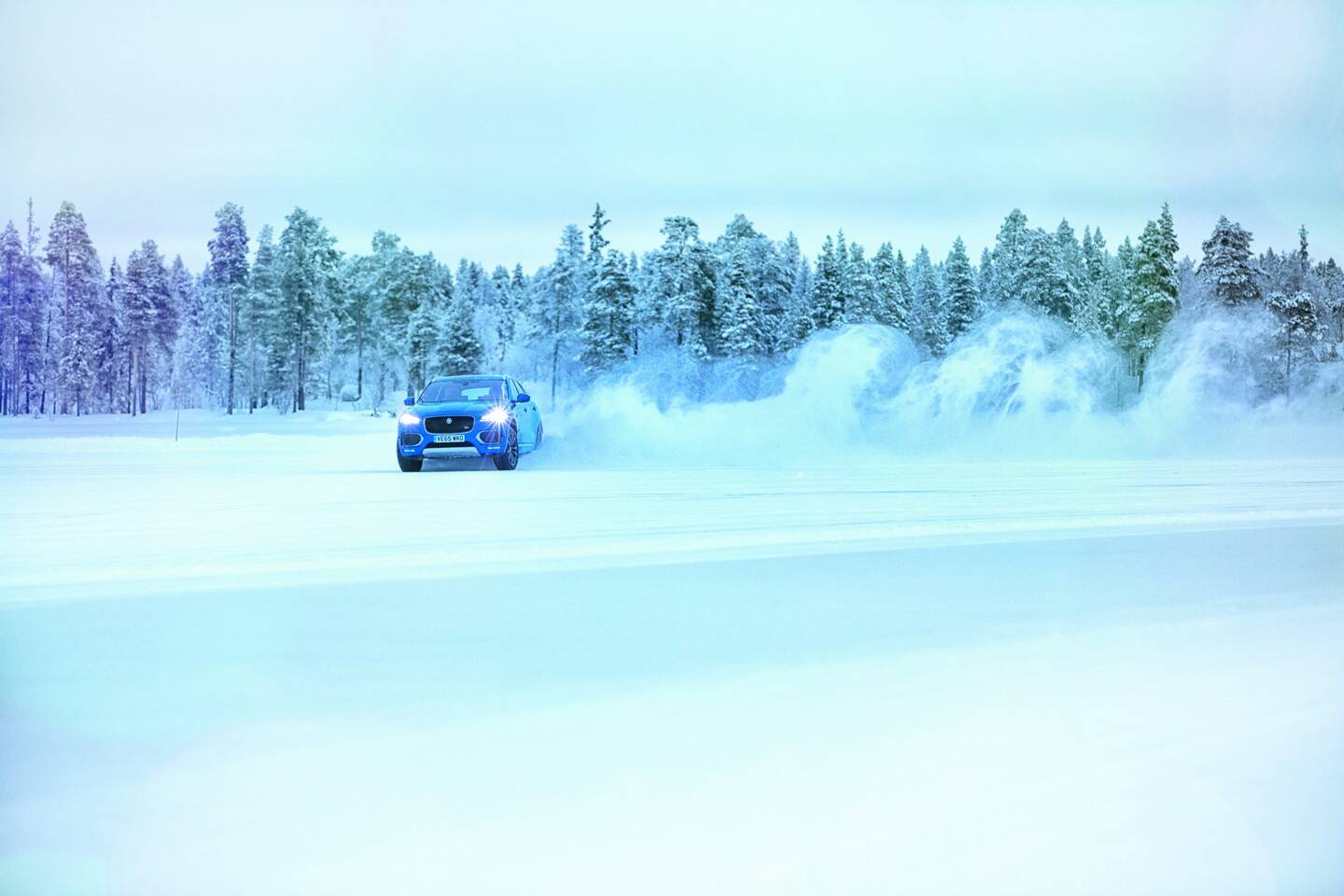 Jaguar F-Pace em ação em pista de gelo. Foto: Divulgação