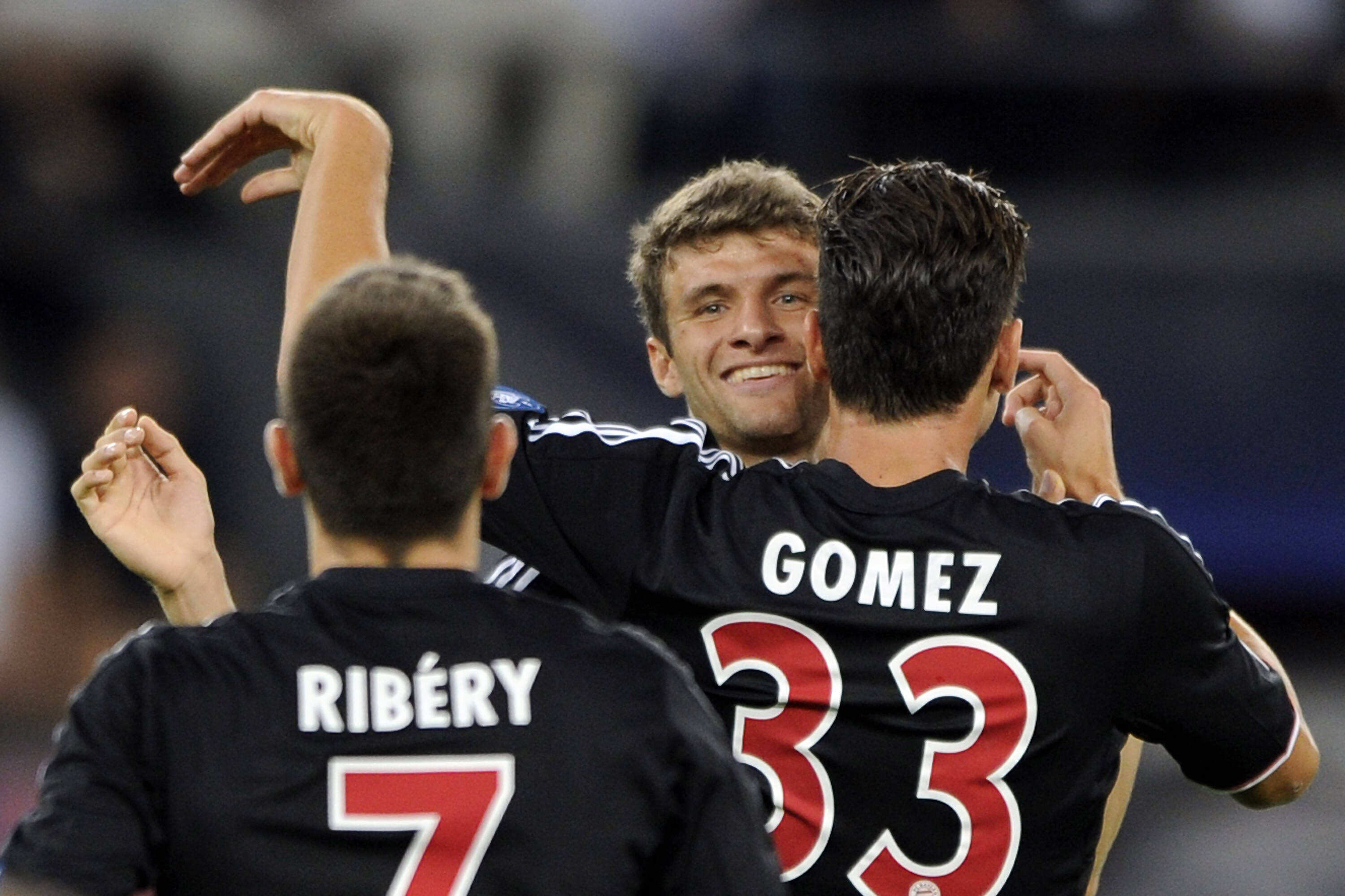 Gomez e Muller comemoram gol do Bayern AFP
