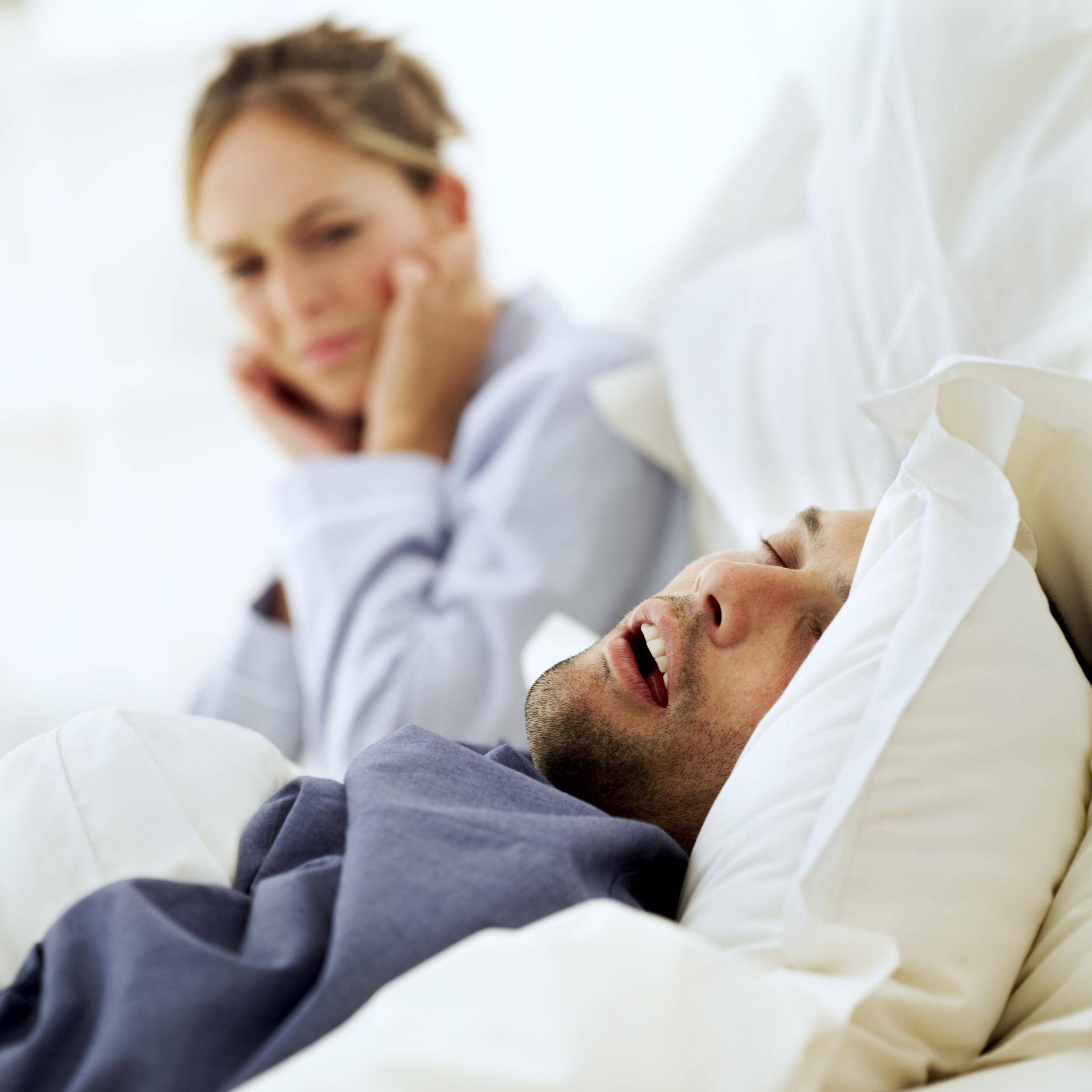 6. Aborde com seu parceiro questões que afetam o seu sono, como ronco ou televisão ligada na hora de dormir, e negocie uma solução boa para ambos Thinkstock Photos