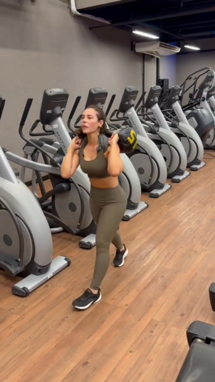 Paolla Oliveira fazendo afundos. Foto: Reprodução/ Instagram