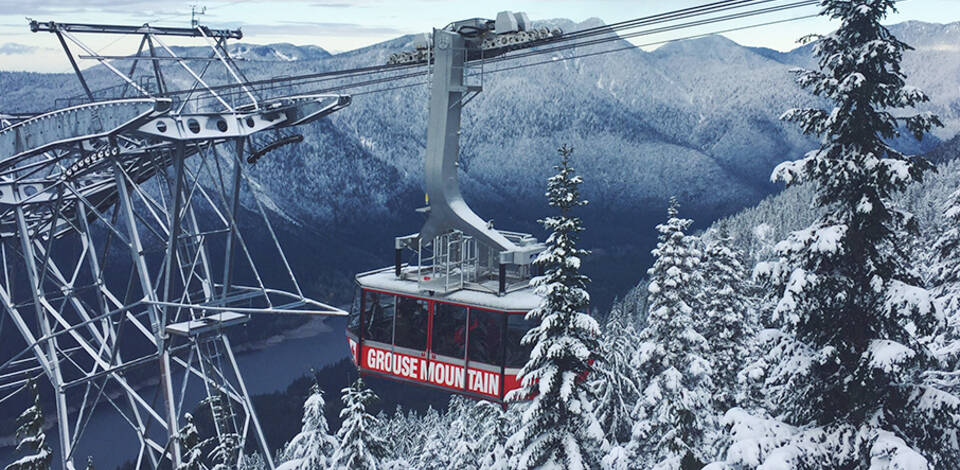 Na Grouse Mountain, que chega a 1.200 metros de altura, é possível observar a cidade do topo, esquiar e até fazer patinação do gelo em seu pico. Foto: Grouse Mountain/Reprodução