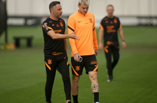 Após a saída de Sylvinho, a diretoria foi atrás de um comandante estrangeiro e trouxe o português Vitor Pereira, que foi anunciado em fevereiro de 2022. Foto: Rodrigo Coca / Ag. Corinthians