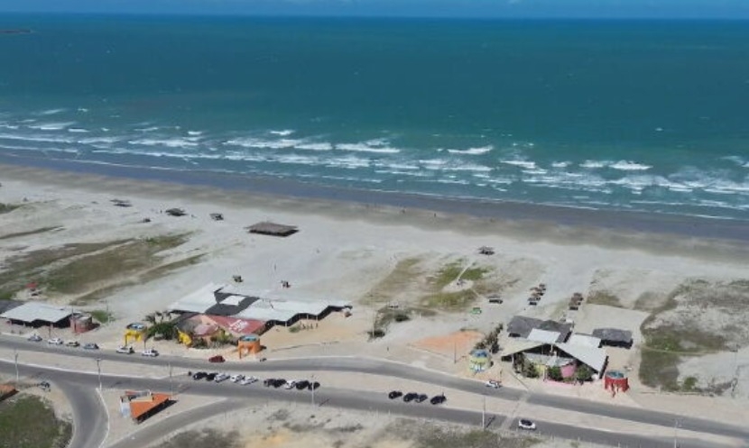 A prefeitura de Luís Correia informou que uma portaria municipal proíbe o trânsito de veículos na praia e que existe fiscalização, com ajuda do ICMBio e da Polícia Militar. Mas, ainda assim, pessoas aproveitam os períodos sem fiscais para burlar as normas. Reprodução: Flipar