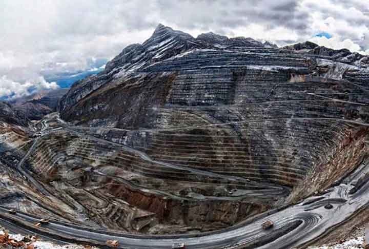 Antamina na Cordilheira dos Andes do Peru é uma das maiores minas de prata, cobre e zinco do mundo. Fica a céu aberto e é de propriedade conjunta da Teck Resources, BHP , Glencore e Mitsubishi Corporation. Reprodução: Flipar