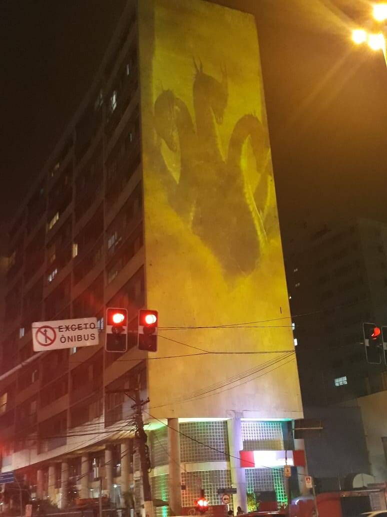 Monstros de "Godzilla II" invandem Avenida Paulista. Foto: Reportagem iG