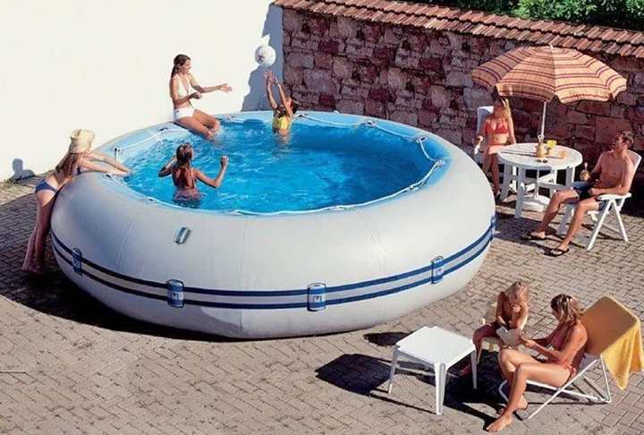 Quando se fica por muito tempo na água da piscina, a camada protetora natural da pele diminui, o que leva a uma redução na sua hidratação. O cloro também pode prejudicar os cabelos e, por isso, é importante lavar bem após o banho de piscina e hidratá-los.  Reprodução: Flipar