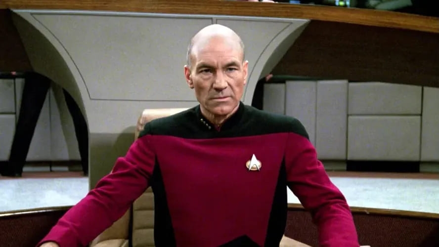 Patrick Stewart começou a atuar aos 15 anos e fez parte da Royal Shakespeare Company por mais de uma década. Ele se tornou famoso em 1987 como o Capitão Jean-Luc Picard na série de TV Star Trek: The Next Generation. Manteve esse papel por sete temporadas e quatro filmes. Reprodução: Flipar