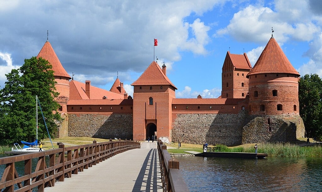 Trakai(Lituânia) - Fundada no século 14, chegou a ser o centro administrativo e político do país. Seu castelo é um famoso cartão-postal, no lago Galvé, rodeado de belas paisagens. Tem cerca de 31 mil residentes. Reprodução: Flipar