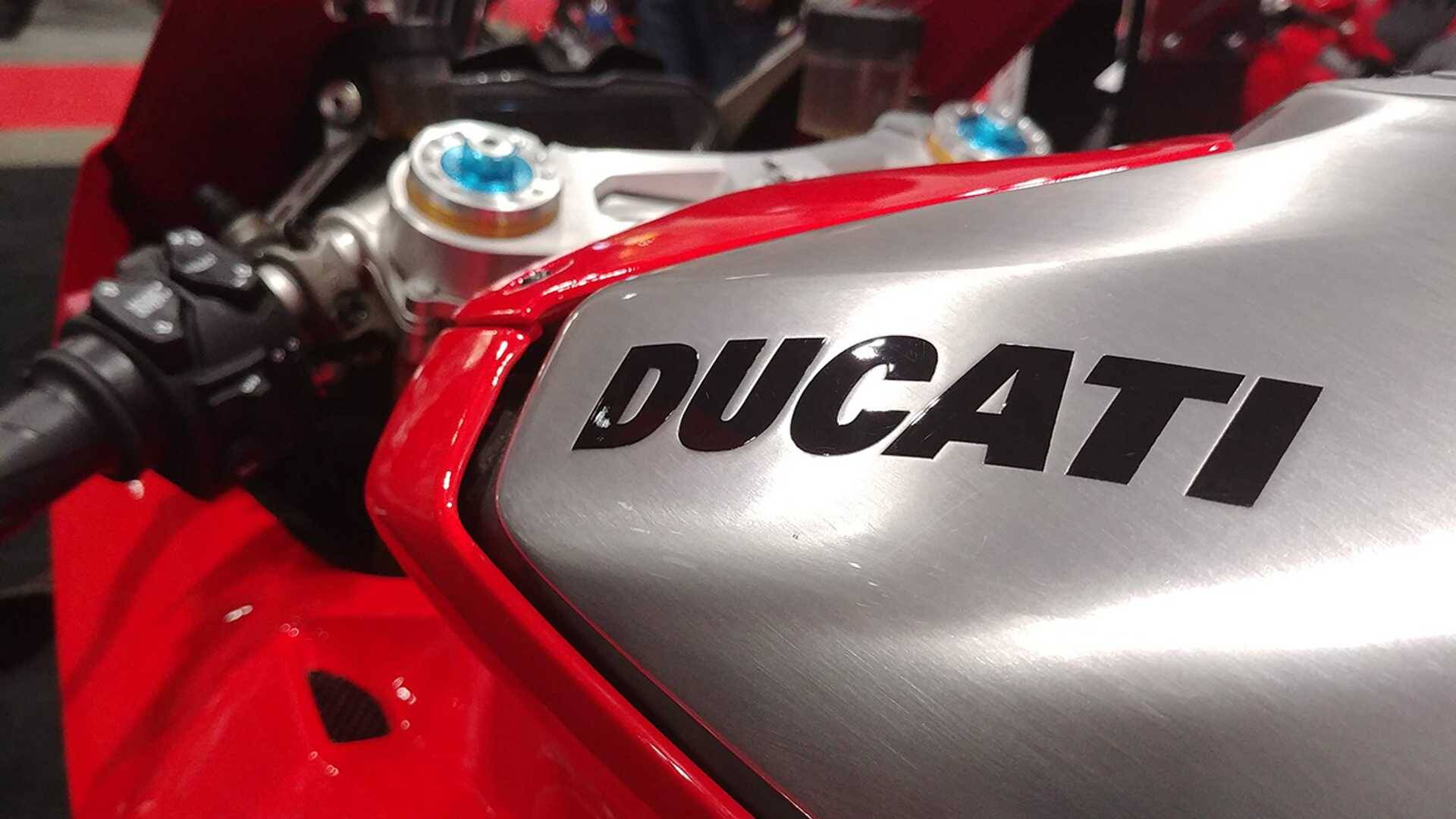 Foguete em duas rodas: chega a Ducati Panigale V4R