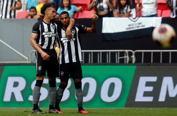 Victor Sá tem 29 anos e defende o Botafogo desde março de 2022. Ele marcou três gols no atual Brasileirão.