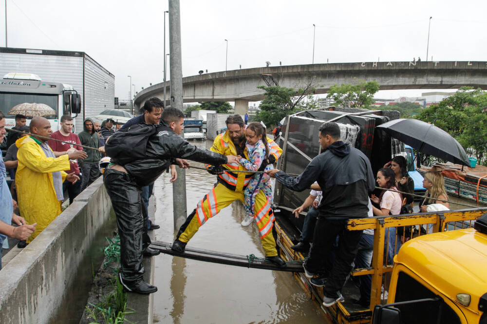 Fortes chuvas causaram alagamento na pista da Marginal Tietê, na altura da Ponte das Bandeiras. Foto: Fábio Vieira / FotoRua / Agência O Globo 