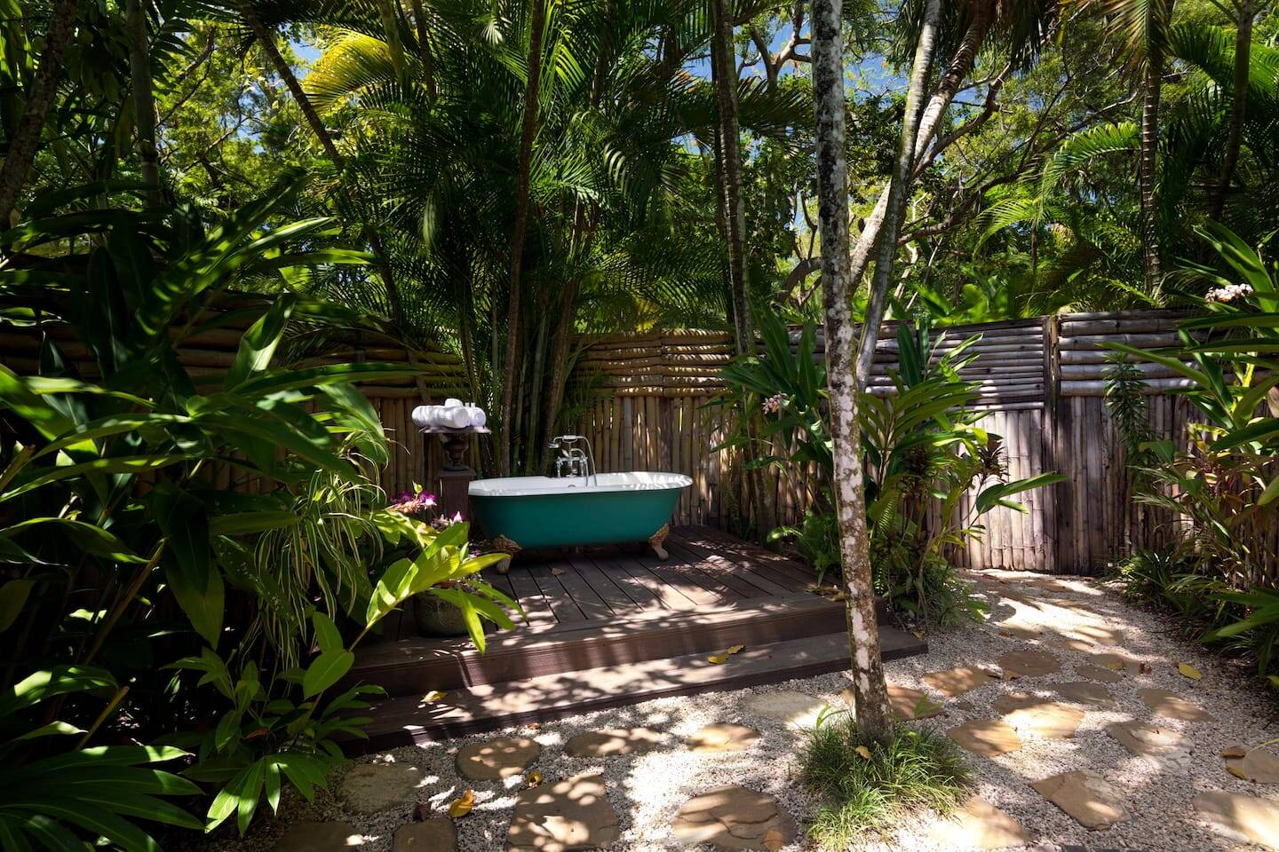 Uma banheira ao ar livre promete relaxamento total. Foto: Airbnb