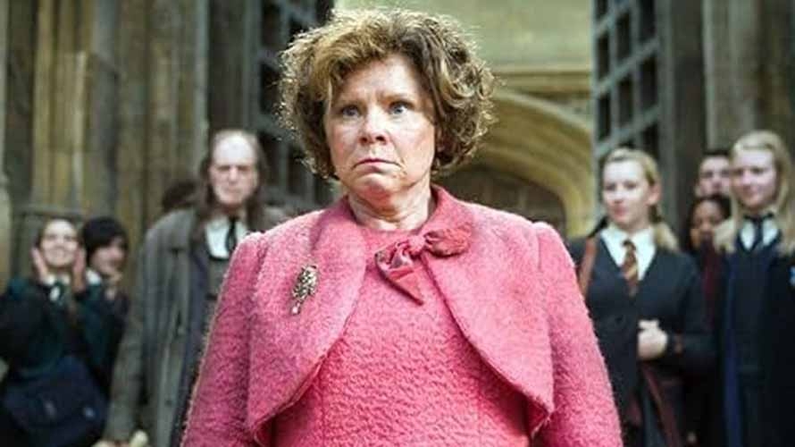 Dolores Umbridge (Imelda Staunton) – Professora de Defesa Contra as Artes das Trevas e Alta Inquisidora de Hogwarts. Cruel e manipuladora, impõe regras absurdas e se torna uma das vilãs mais odiadas da saga. Reprodução: Flipar