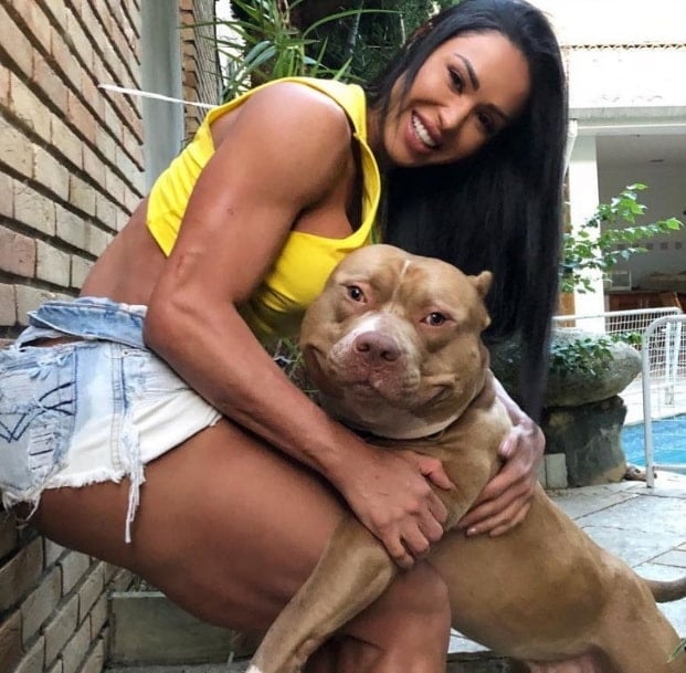 Gracyanne Barbosa - Modelo e fisiculturista, nascida em Campo Grande (MS) em 20/9/1983, migrou para o Rio de Janeiro e formou-se em 2006 pela UFRJ.  Não chegou a exercer a profissão. Ela dançava na banda Tchakabum.  Reprodução: Flipar