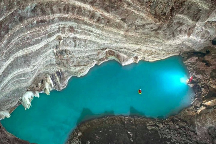 Cientistas da República Tcheca descobriram o maior lago de água quente subterrâneo já conhecido, localizado na Albânia, no sudeste da Europa. Reprodução: Flipar