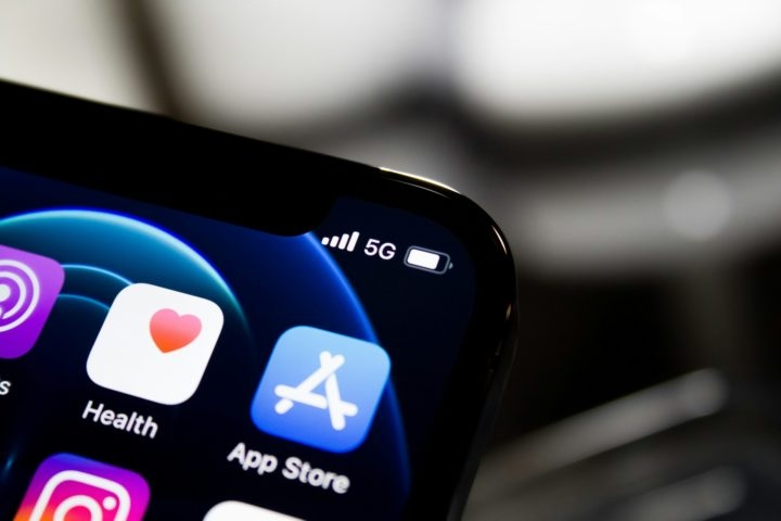 A App Store, lançada em 2008, tornou-se uma plataforma central para desenvolvedores e usuários, gerando bilhões em receita. Reprodução: Flipar