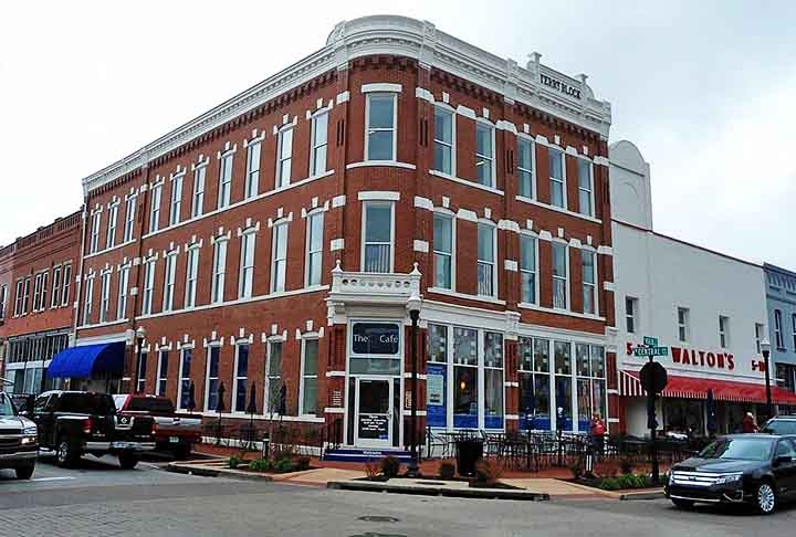 BENTONVILLE (Arkansas) - População: 57 mil -  Situada no coração do Arkansas, Bentonville tem uma cena country forte, influenciada pelo estilo de vida rural da região.  Reprodução: Flipar