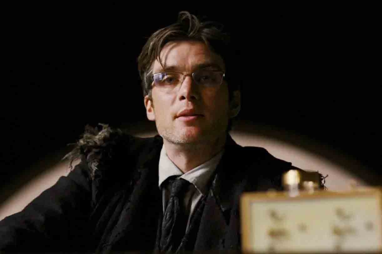 O mesmo vilão, com Cillian Murphy atrás da máscara, retornou em Batman: O Cavaleiro das Trevas (2008) e em Batman: O Cavaleiro das Trevas Ressurge (2012).  Reprodução: Flipar