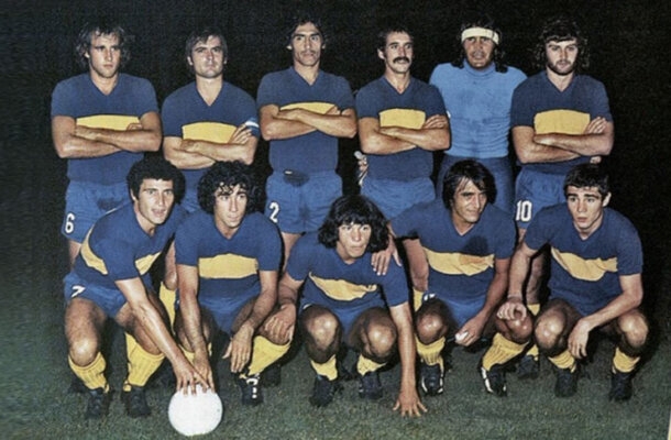 1977 - Boca Juniors x Cruzeiro - O clube xeneize conquistou o primeiro de seus seis títulos e impediu o bicampeonato da Raposa vencendo o jogo desempate nos pênaltis depois de igualdade por 0 a 0 no tempo normal e na prorrogação. A partida aconteceu no Centenario, em Montevidéu, no Uruguai. - Foto: Divulgação/Conmebol