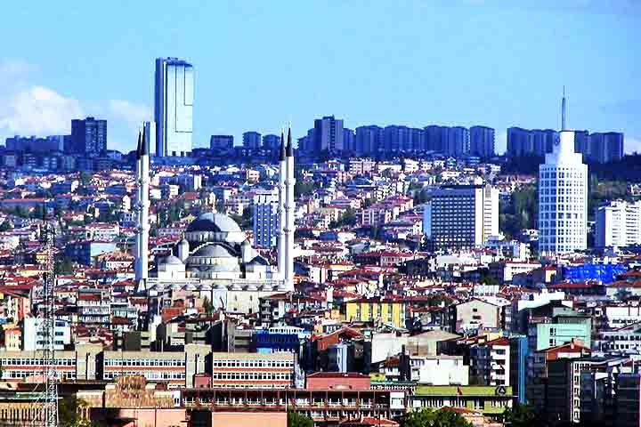 A segunda maior cidade da Turquia é conhecida por sua arquitetura eclética, mesclando o antigo e o moderno. Reprodução: Flipar