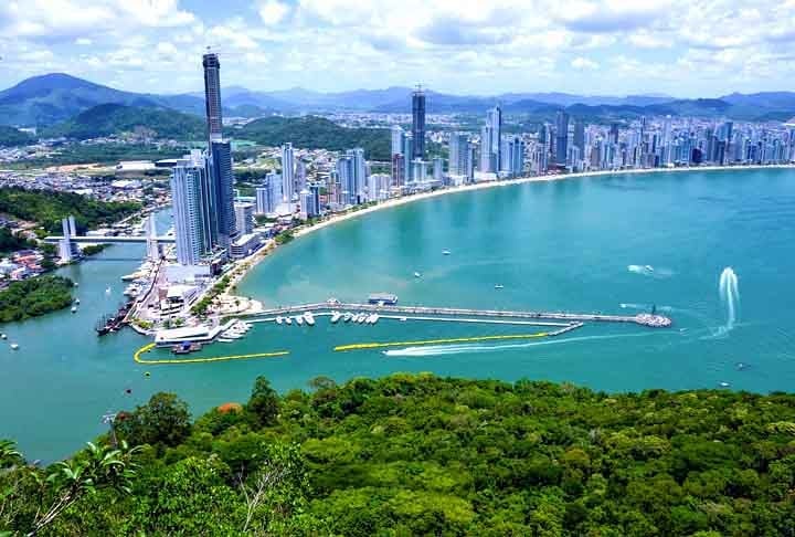 Balneário Camboriú tem 7 dos 10 maiores prédios do Brasil. Seus arranha-céus compõem a paisagem do cartão postal da cidade. Reprodução: Flipar