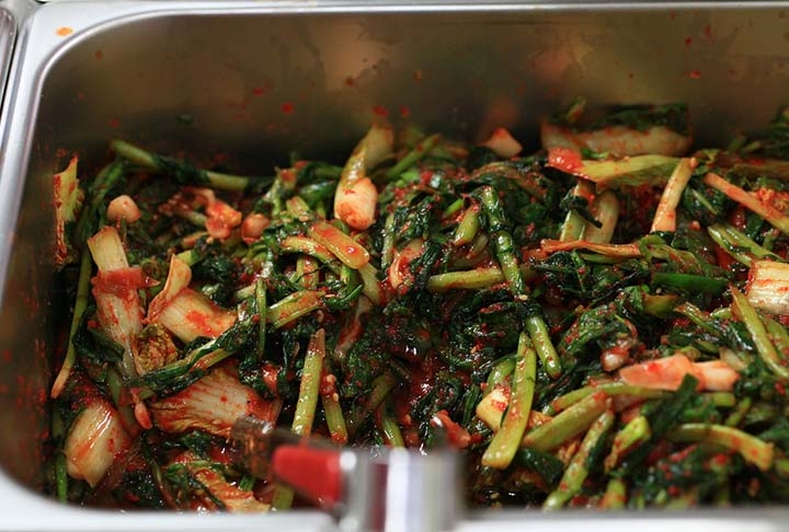 Kimchi: fermentado de acelga ou couve chinesa consumido nas mais variadas refeições diárias nas Coreias do Sul e do Norte. Pode-se comê-lo puro ou adicioná-lo como ingrediente de outras receitas salgadas. Reprodução: Flipar