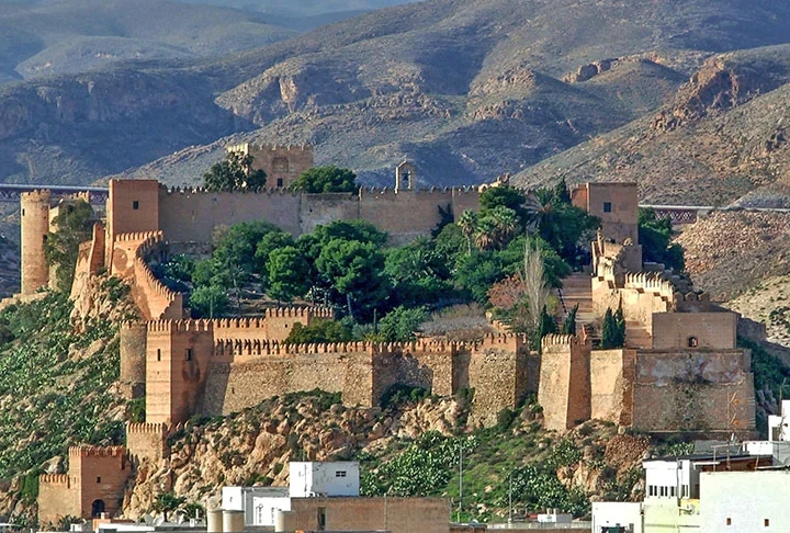 ALCABAZA DE ALMERÍA - Fica na Espanha e começou a ser construída no século 9. É um monumento árabe no país, já que foi erguido no decorrer do domínio muçulmano na Península Ibérica.  Reprodução: Flipar