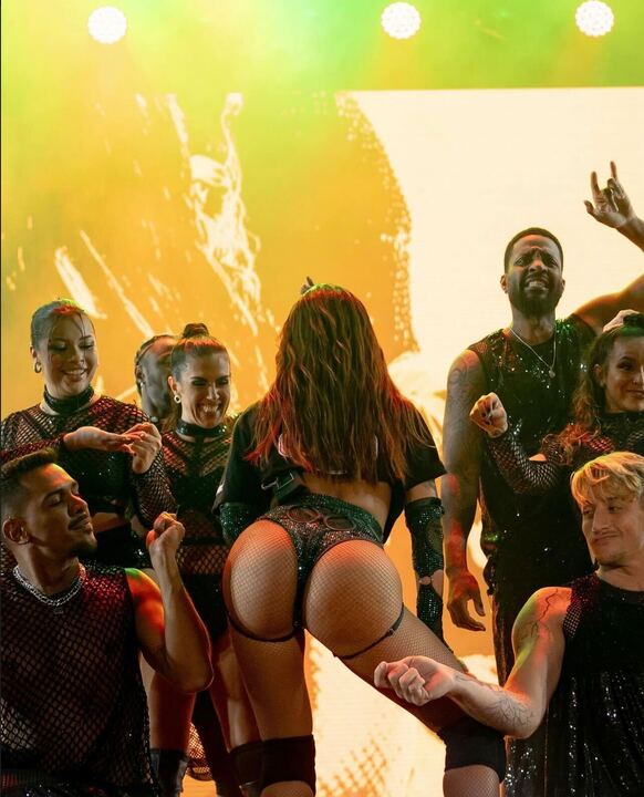 Anitta em show com dançarinos Reprodução/Instagram - 01.04.2024