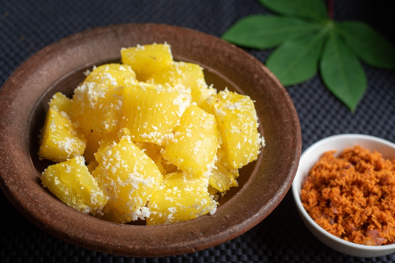 Além disso, suas propriedades nutricionais e benefícios para a saúde fazem dela uma escolha inteligente para quem busca uma alimentação equilibrada e saborosa. Se consumida de forma correta e devidamente preparada, a mandioca é um verdadeiro tesouro da gastronomia mundial. Reprodução: Flipar