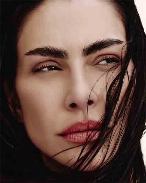 Cleo declarou que voltou a adotar em sua identidade artística o sobrenome da mãe, a atriz Glória Pires. A razão para isso foi um sonho que teve com seu avô materno. 
 Reprodução: Flipar