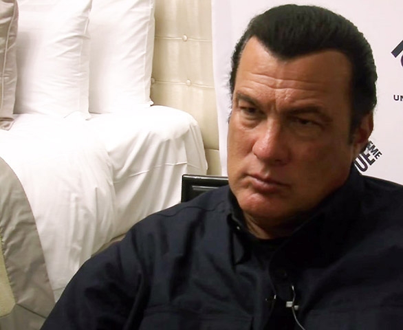 Steven Seagal - Nascido em 10/4/1952 em Lansing, no Michigan, EUA, o lutador de artes marciais que abandonou a profissão de ator e hoje treina soldados na Rússia mede 1,93 metro.  Reprodução: Flipar