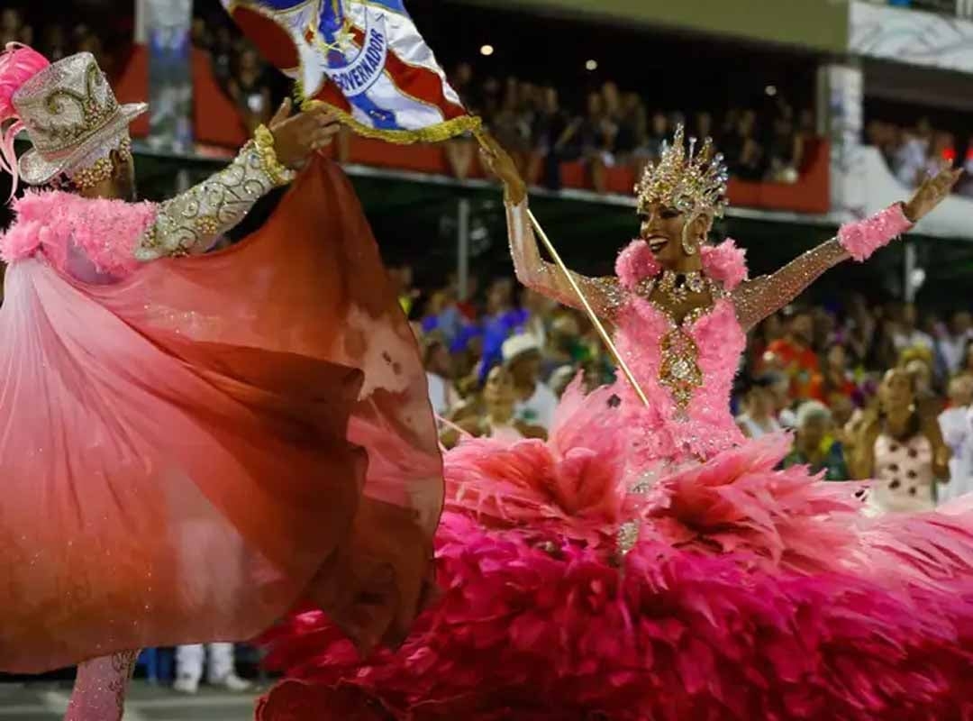 Por outro lado, outras pesquisas apontam que a origem se encontra no Brasil Colônia, nas festas populares ou no sepultamento de negros importantes. As tribos africanas eram identificadas por panos coloridos presos na ponta de paus, formando uma espécie de bandeira nessas ocasiões. Reprodução: Flipar