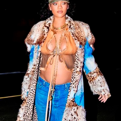 Rihanna também adora misturar o chique e o casual, sendo capaz de usar calça jeans e top com um casacão felpudo, sem a menor cerimônia. 